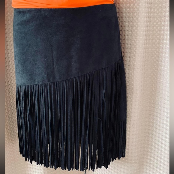 Black faux suede fringe western skirt - Picture 2 of 3